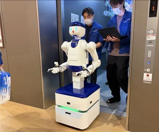 エレベーターを利用して館内を案内するD1