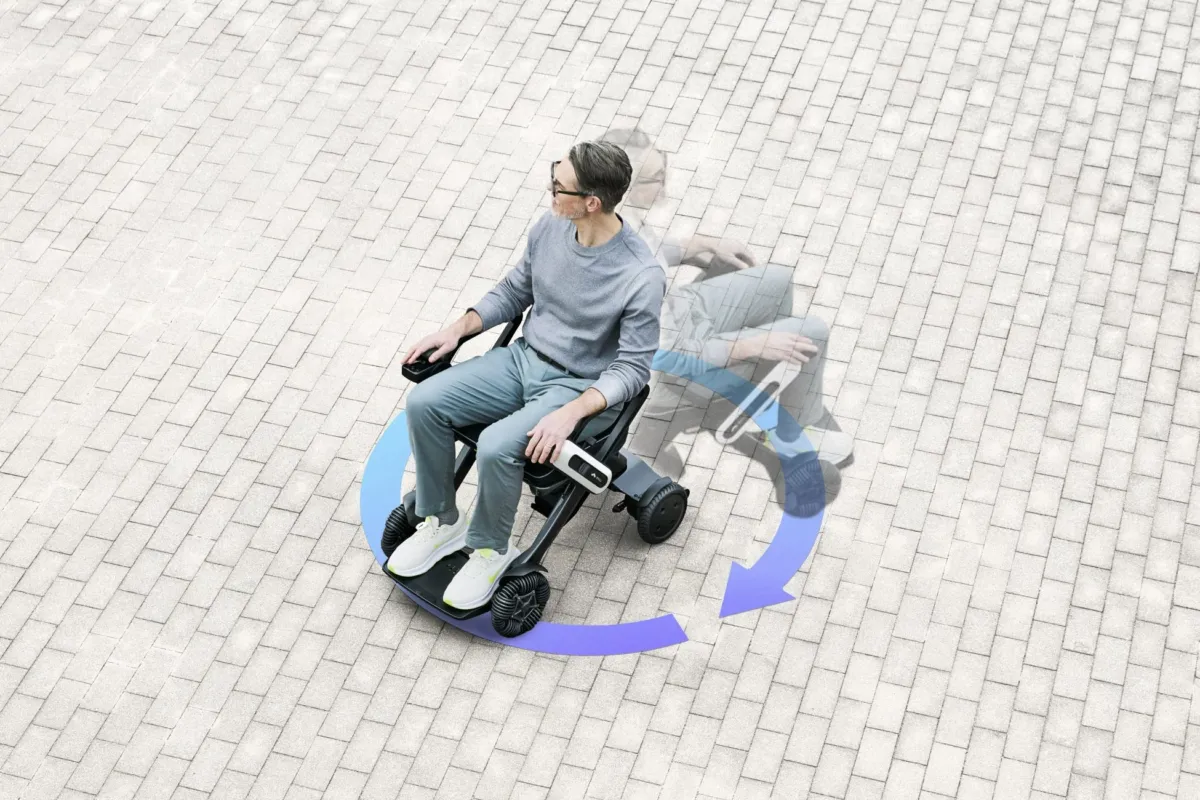 WHILL 男性が電動車椅子で旋回