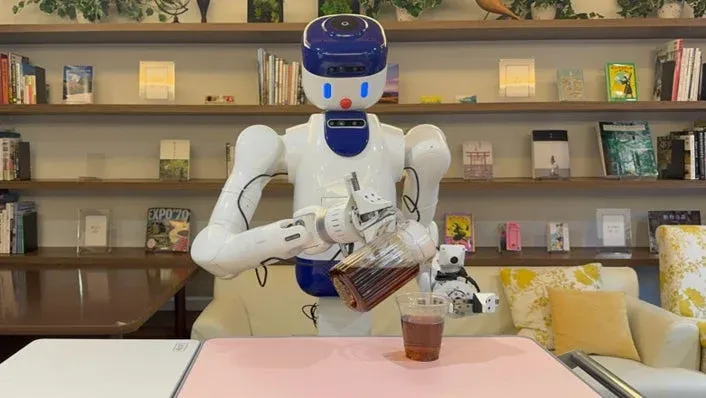 コップにお茶を注ぐD1